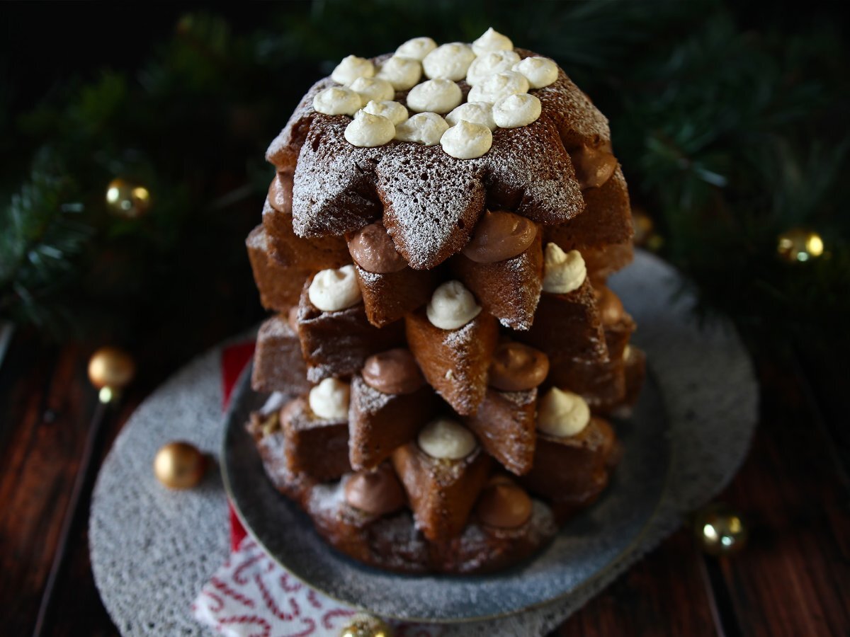Brioška Pandoro plněná krémem Nutella a vanilkovým krémem ve tvaru vánočního stromku. - foto 5